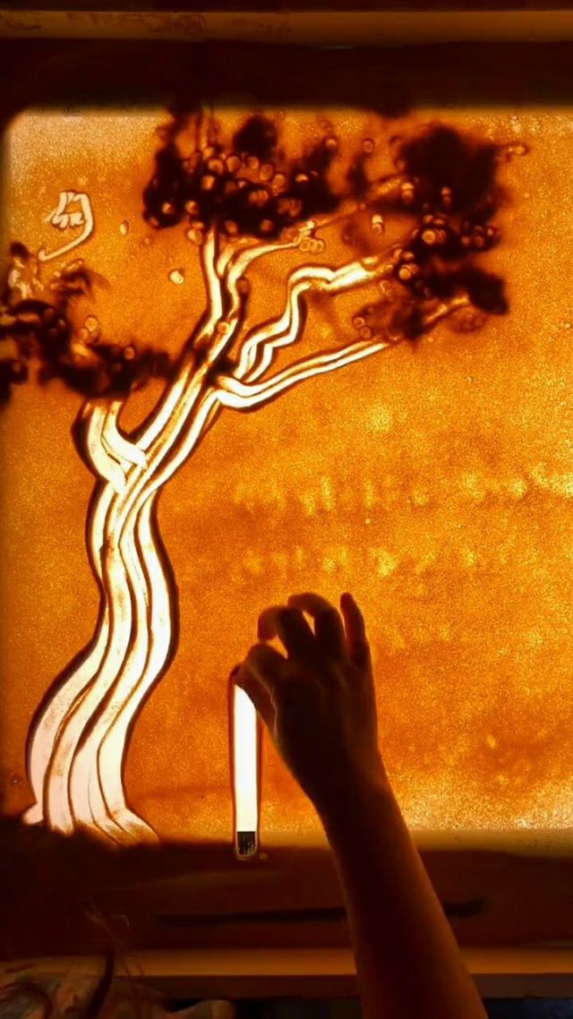 学沙画猜人物,一棵树一面旗,她是谁?